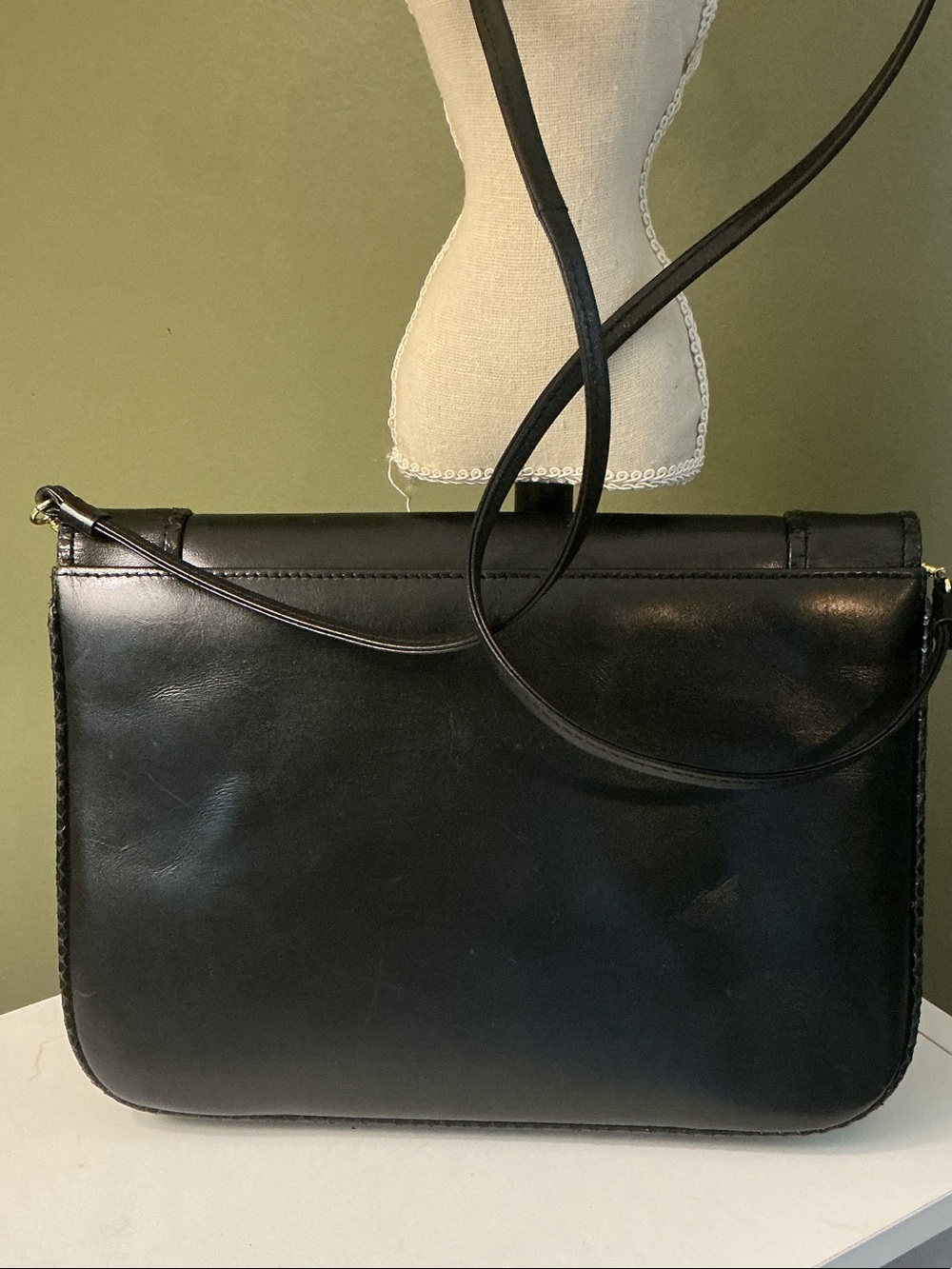 Givenchy Sacs Vintage Black Leather Shoulder Crossbody Bag Gold Accents EUC - Picture 2 of 15